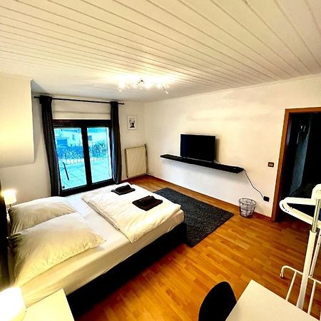 Praktisches Zimmer Im Grossen Haus Mit Garten 杜塞尔多夫 外观 照片
