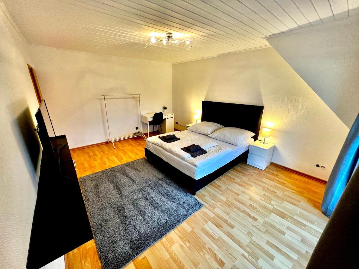 Praktisches Zimmer Im Grossen Haus Mit Garten 杜塞尔多夫 外观 照片